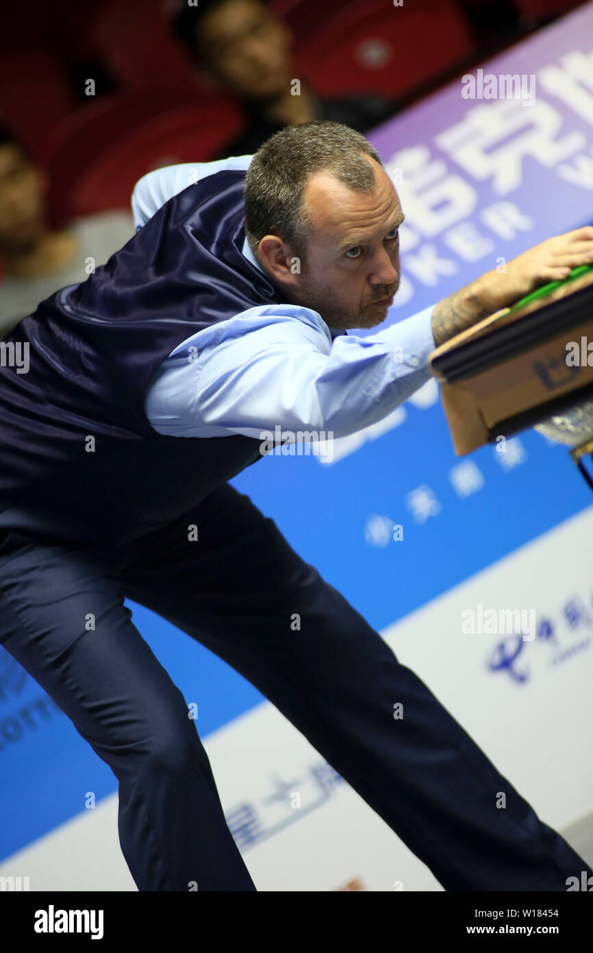 Mark Williams von Wales spielt einen Schuß nach Schottland in der viertelfinalegleichen während der Beverly 2019 Snooker Wm in Wuxi City, der ostchinesischen Provinz Jiangsu, 29. Juni 2019. Schottland Wales 4-3 besiegte. Stockfoto