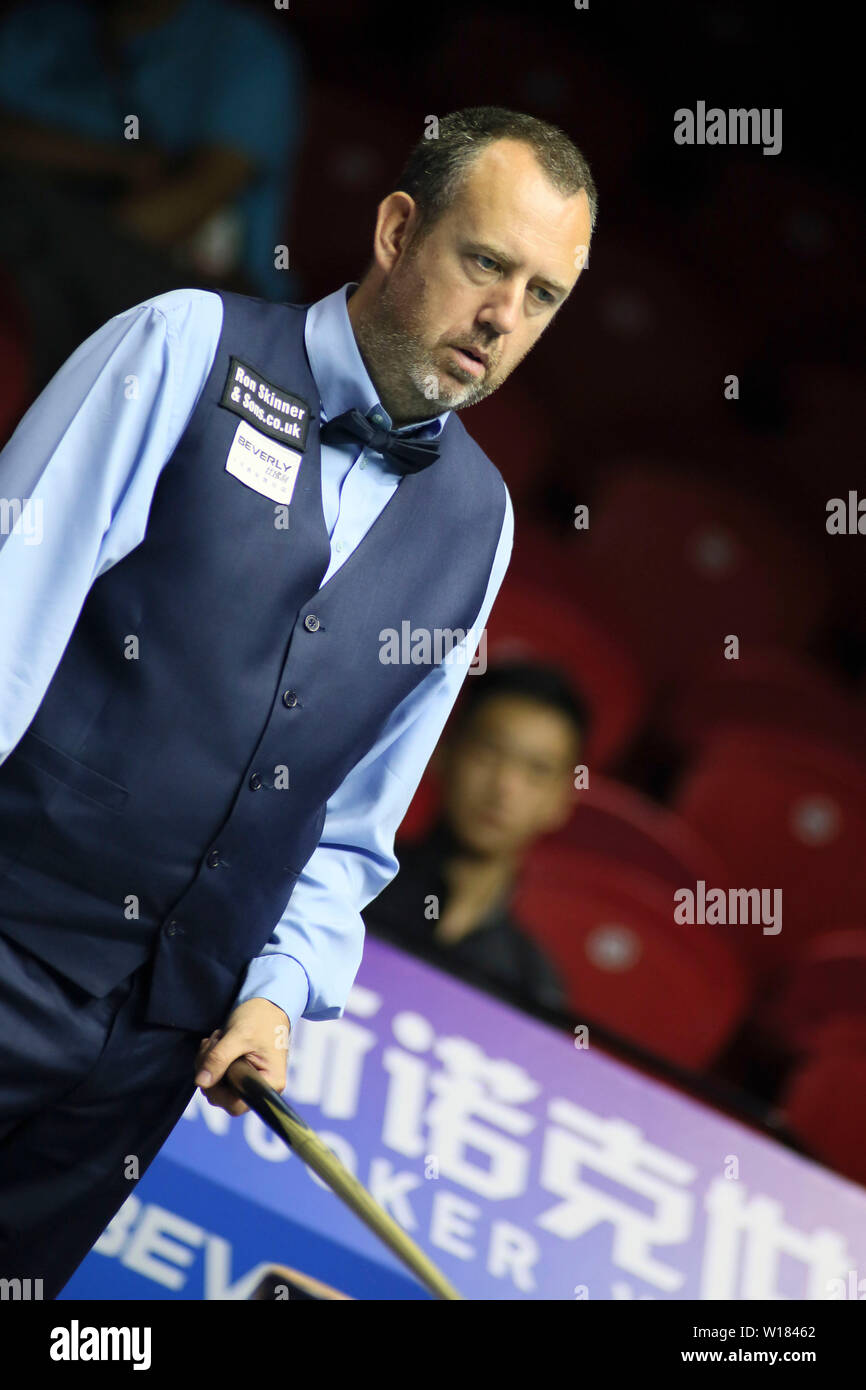Mark Williams von Wales vertritt einen Schuß nach Schottland in der viertelfinalegleichen während der Beverly 2019 Snooker Wm in Wuxi City, im Osten der chinesischen Provinz Jiangsu, 29. Juni 2019. Schottland Wales 4-3 besiegte. Stockfoto