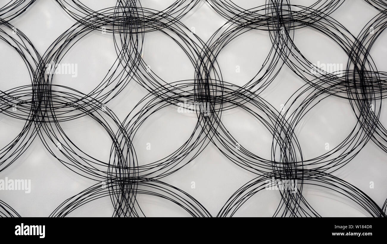 Abstrakte Stahl design tri-Kreis art design gegen die Wand. Eine schöne Collage Stockfoto