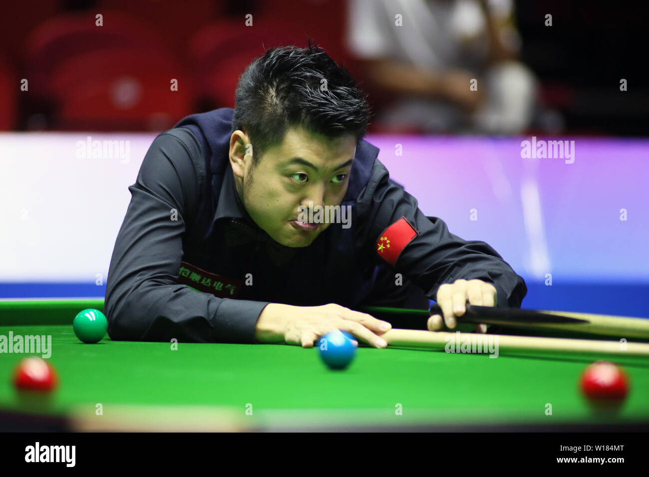 Liang Wenbo von China B spielt einen Schuß zu England im Halbfinale bei der Beverly 2019 Snooker Wm in Wuxi City, der ostchinesischen Provinz Jiangsu, 30. Juni 2019. China B besiegten England 4-3. Stockfoto