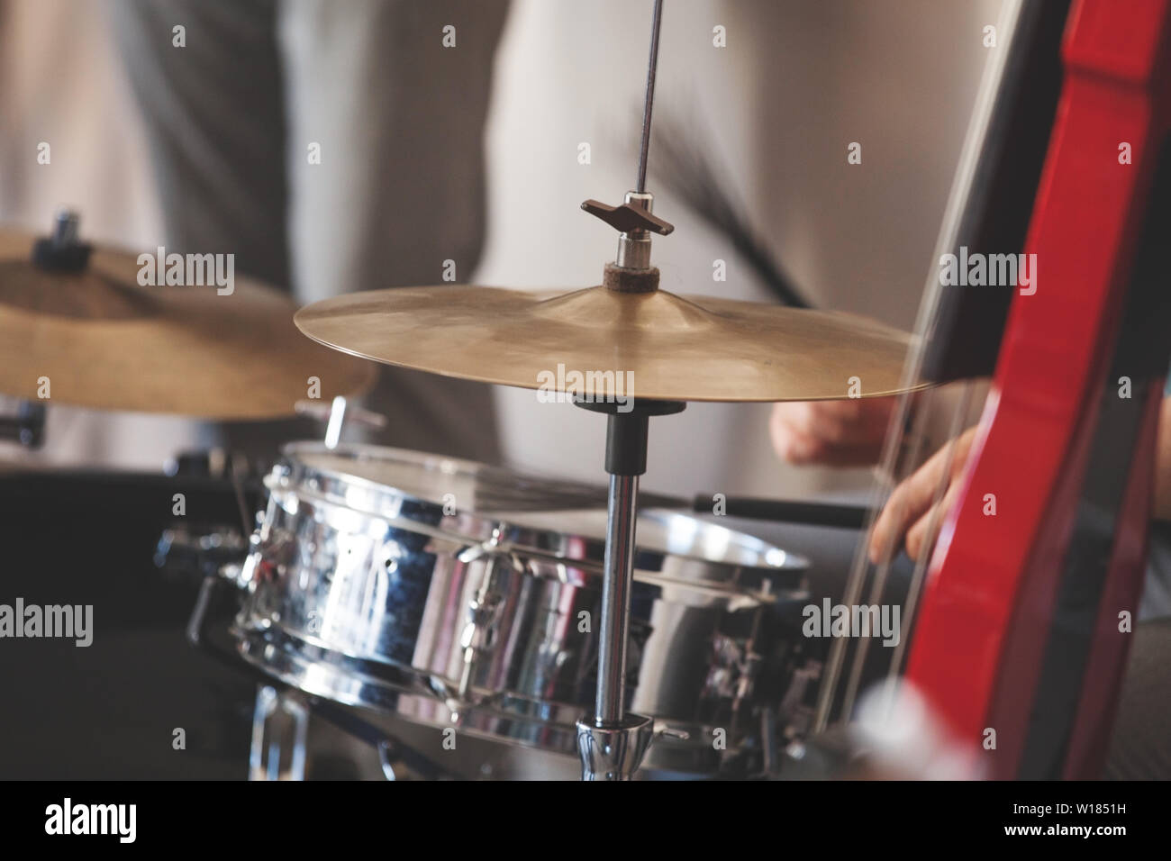 Live musik Hintergrund, Schlagzeug und rote elektrische Kontrabass, Nahaufnahme mit selektiver Weichzeichner Stockfoto