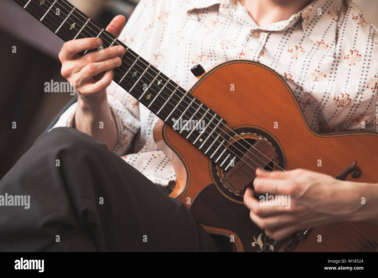 Live Musik im Hintergrund. Acoustic Guitar Player, Nahaufnahme mit selektiven Fokus auf Händen Stockfoto