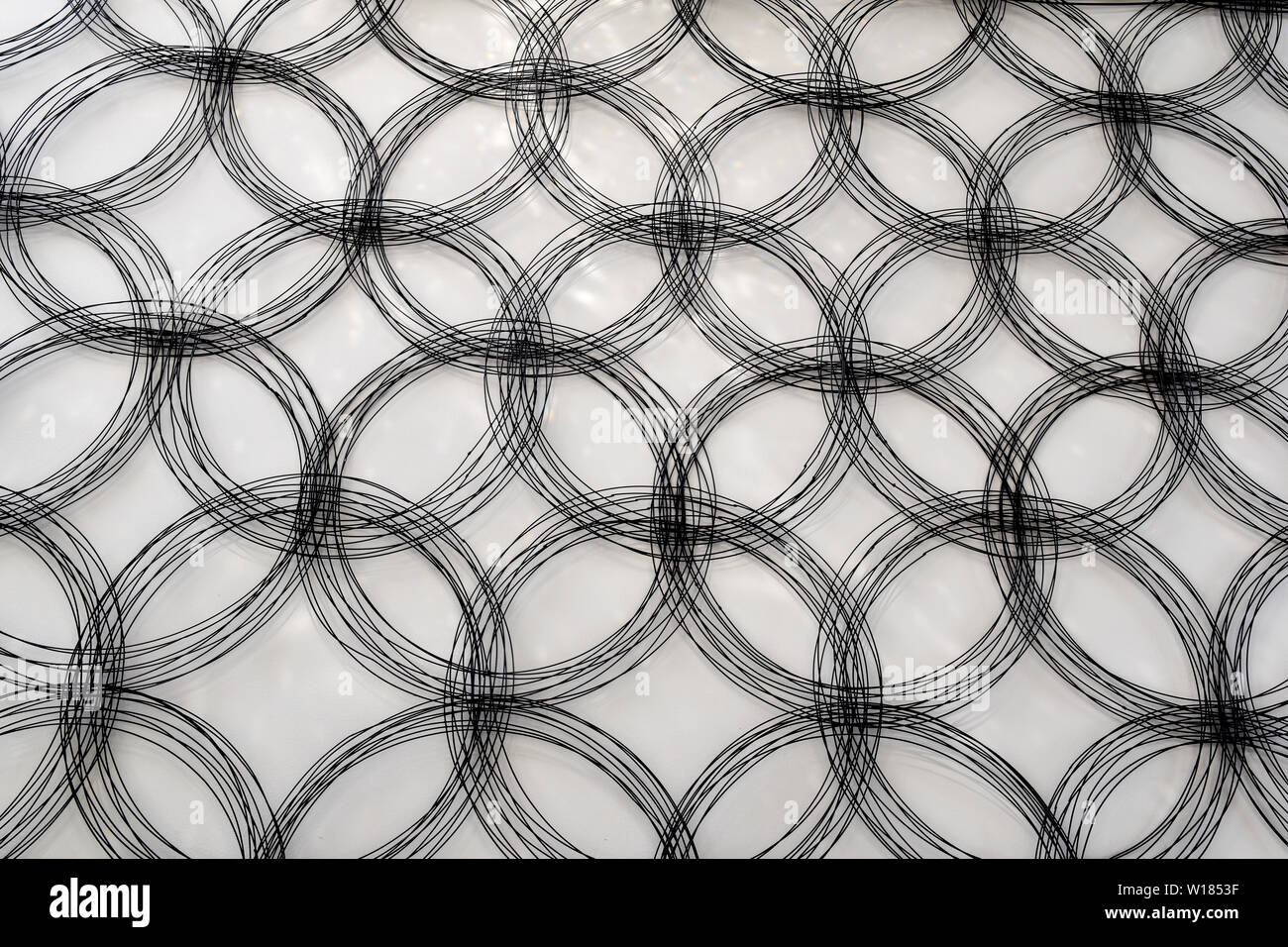 Abstrakte Stahl design tri-Kreis art design gegen die Wand. Eine schöne Collage Stockfoto