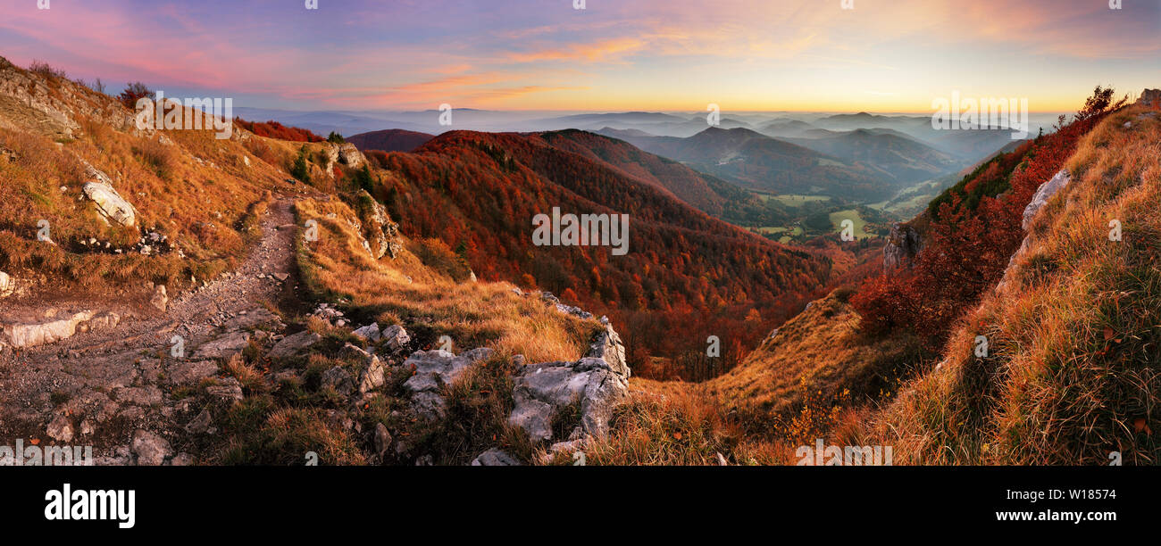 Bergpanorama mit Pfad von Peak Klak im Herbst, Slowakei Stockfoto