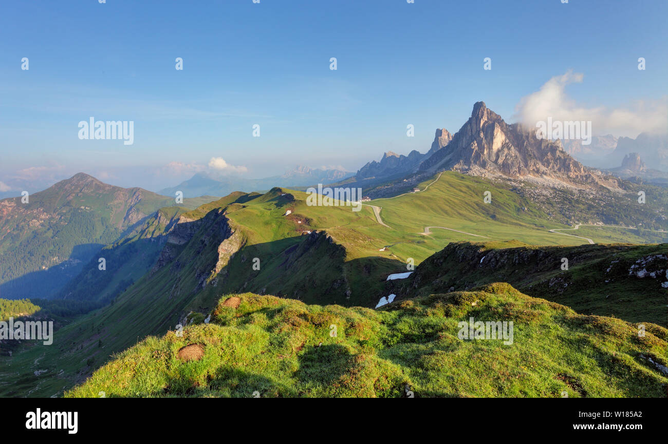 Mountain Panorama of the Dolomites as viewed from passo di Giau (as viewed from the mountain pass Giau). Photograph was taken just after the sunrise f Stockfoto