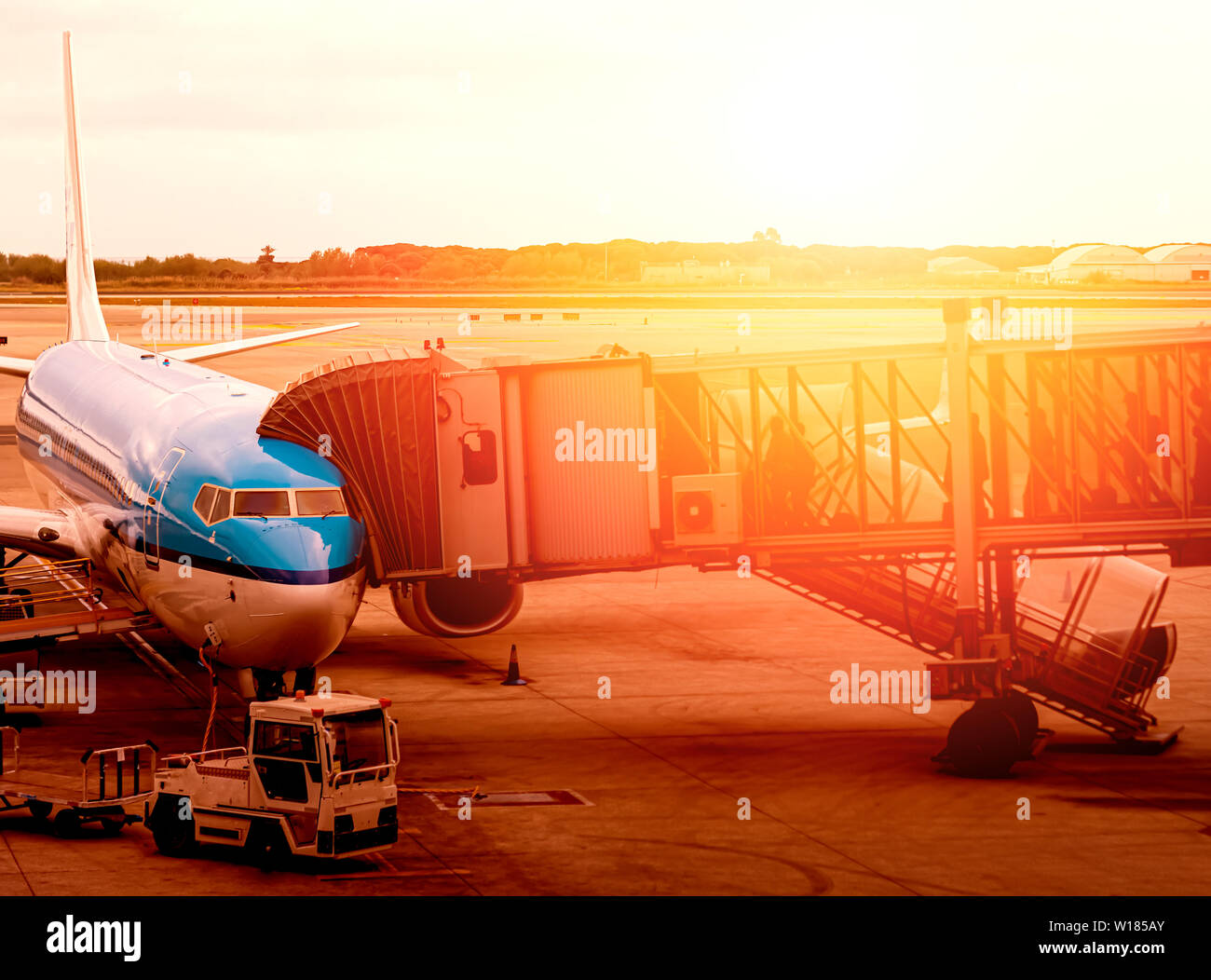 Jet Bridge an den Rumpf eines kommerziellen Flugzeuge Reisende an Bord zu ermöglichen. Passenger Boarding Operations bei einem internationalen Flughafen du Stockfoto