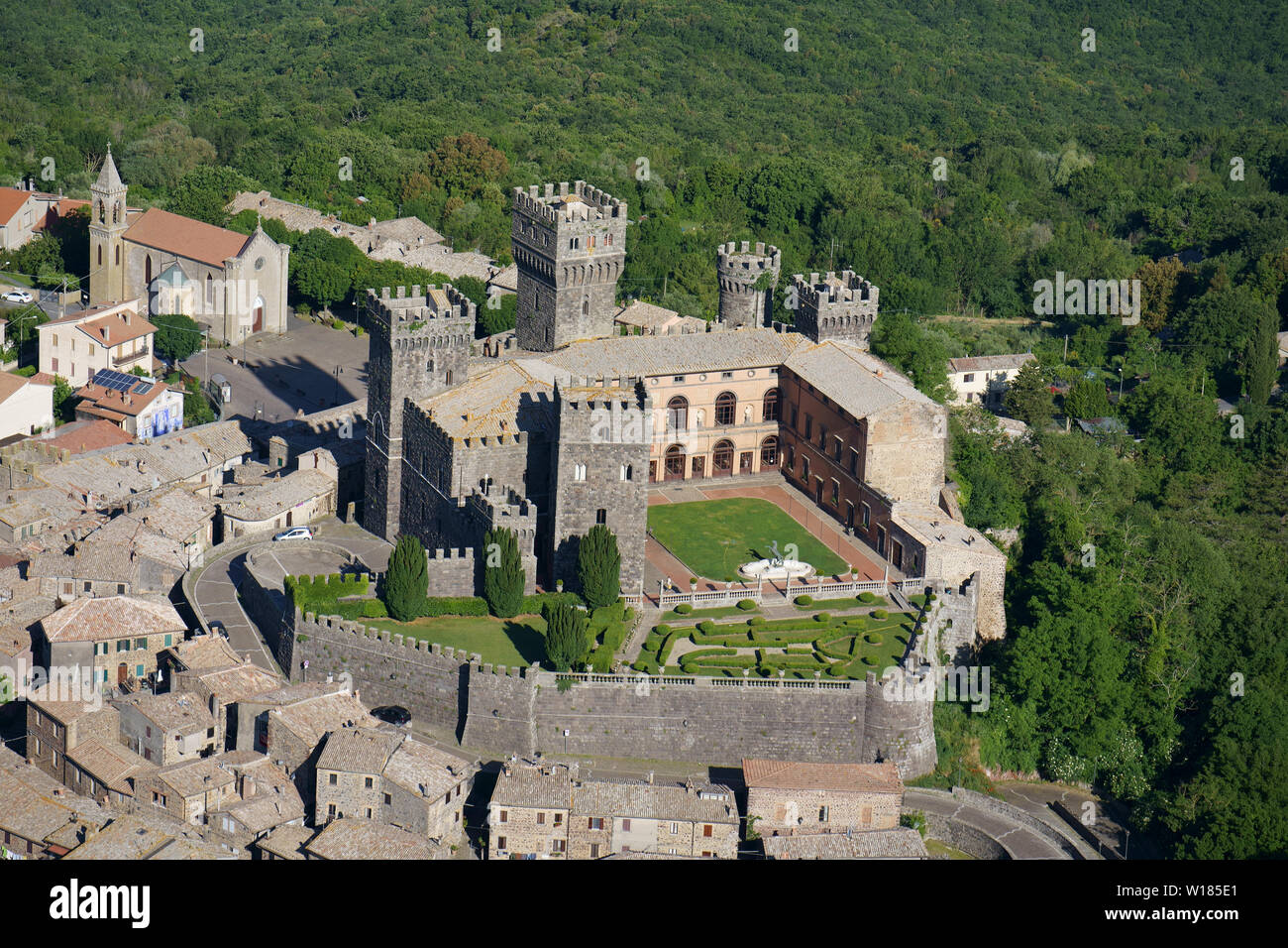 LUFTAUFNAHME. Mittelalterliche Burg von Torre Alfina krönt das alte Dorf. Provinz Viterbo, Latium, Italien. Stockfoto