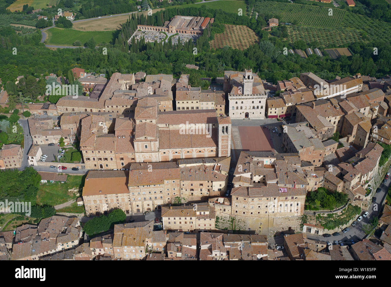 LUFTAUFNAHME. Das Rathaus und andere historische Gebäude rund um die Piazza Grande in der Stadt Montepulciano. Provinz Siena, Toskana, Italien. Stockfoto