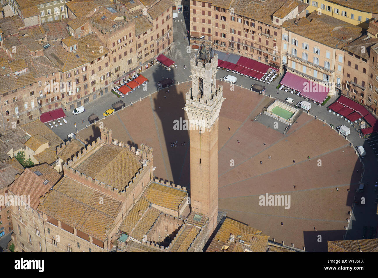 LUFTAUFNAHME. Der Torre del Mangia (Höhe: 87 m) mit Blick auf die Piazza del Campo. Siena, Provinz Siena, Toskana, Italien. Stockfoto