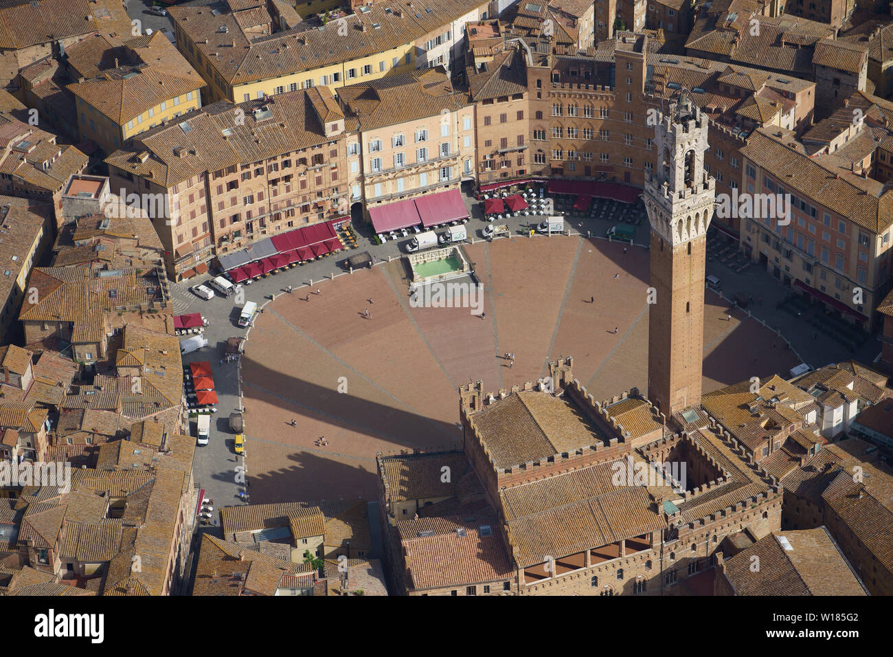 LUFTAUFNAHME. Der Torre del Mangia (Höhe: 87 m) mit Blick auf die Piazza del Campo. Siena, Provinz Siena, Toskana, Italien. Stockfoto