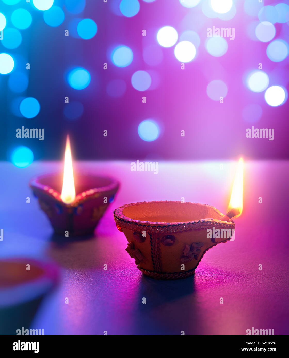 Happy Diwali - Diya Lampen auf dem Boden mit Bokeh hellen Hintergrund Stockfoto