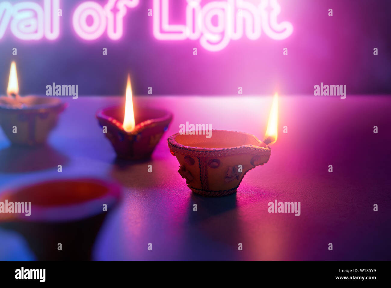 Happy Diwali - Diya Öllampen auf Neonlicht Hintergrund Stockfoto