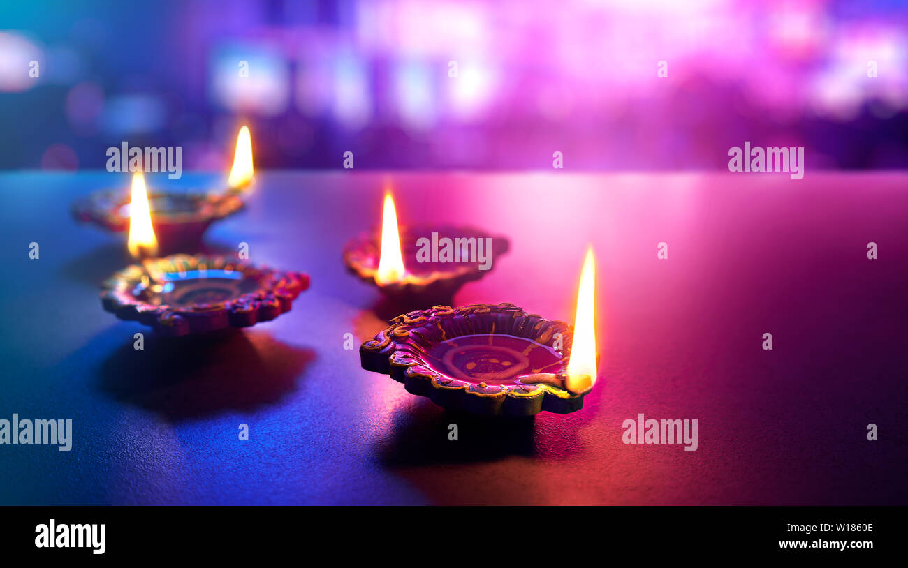 Happy Diwali - Bunt Ton diya Lampen leuchten bei diwali Feier Stockfoto