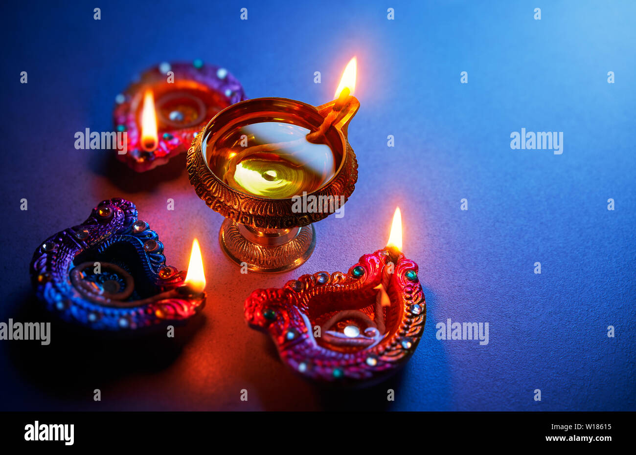 Happy Diwali - Öllampen leuchten bei diwali Feier Stockfoto