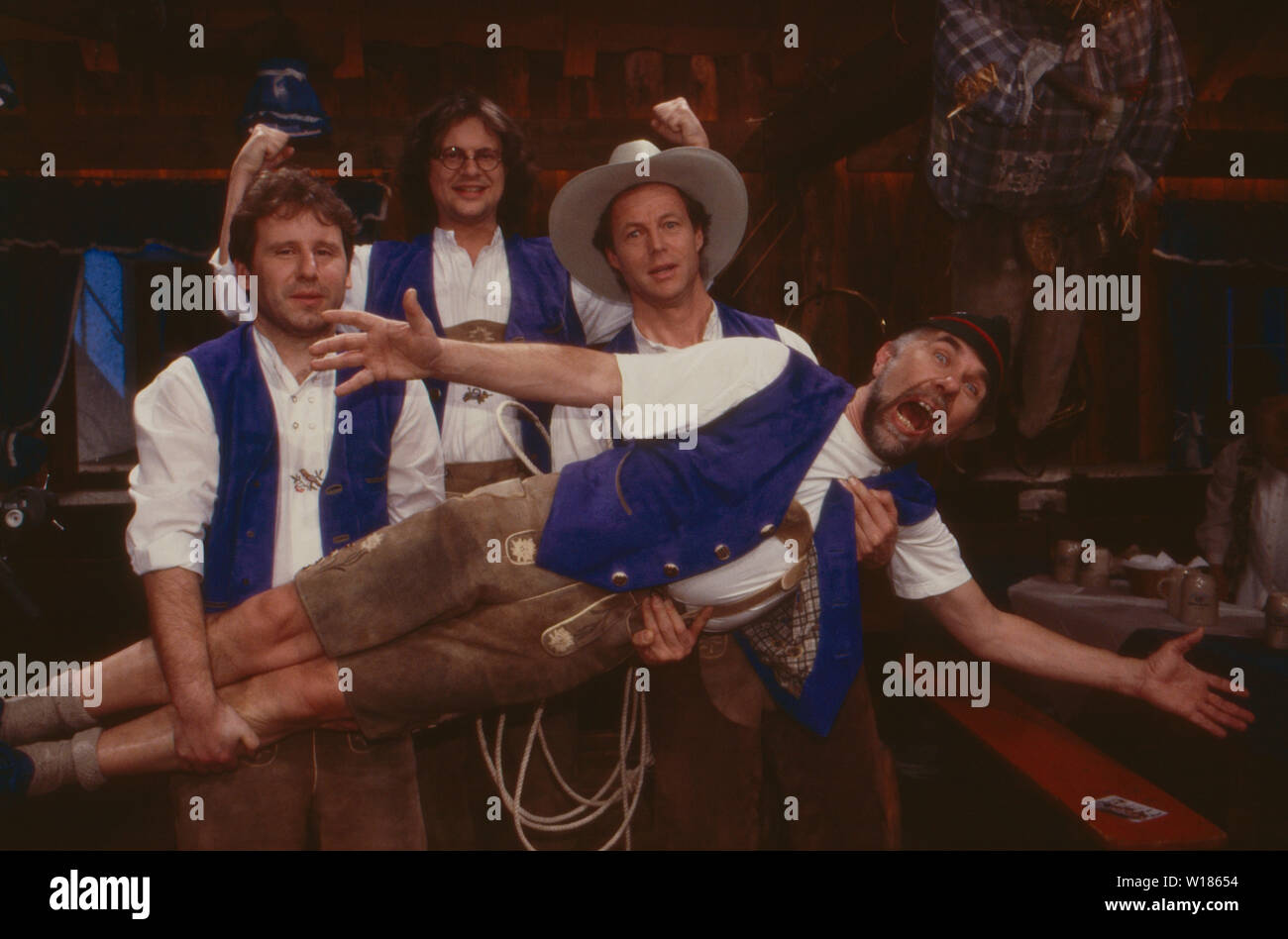 Volksmusi Band 'Die Himmelblauen Alpensänger" bei einem Auftritt in einer Fernsehshow, Deutschland 1997 sterben. Deutsche Folklore band 'Die Himmelblauen Alpensaenger' in einer deutschen TV-Show, Deutschland 1997. Stockfoto