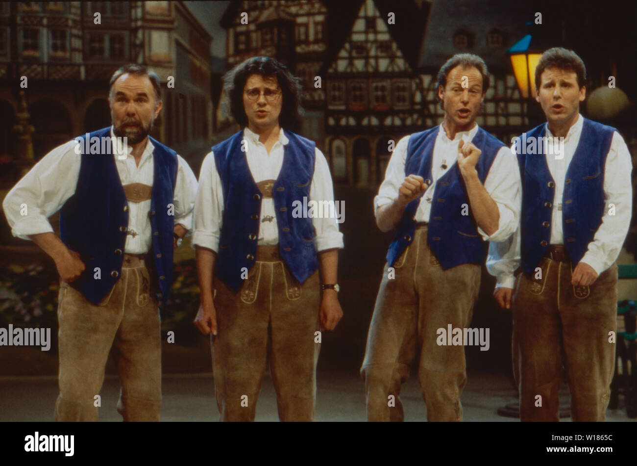 Volksmusi Band 'Die Himmelblauen Alpensänger" bei einem Auftritt in einer Fernsehshow, Deutschland 1997 sterben. Deutsche Folklore band 'Die Himmelblauen Alpensaenger' in einer deutschen TV-Show, Deutschland 1997. Stockfoto