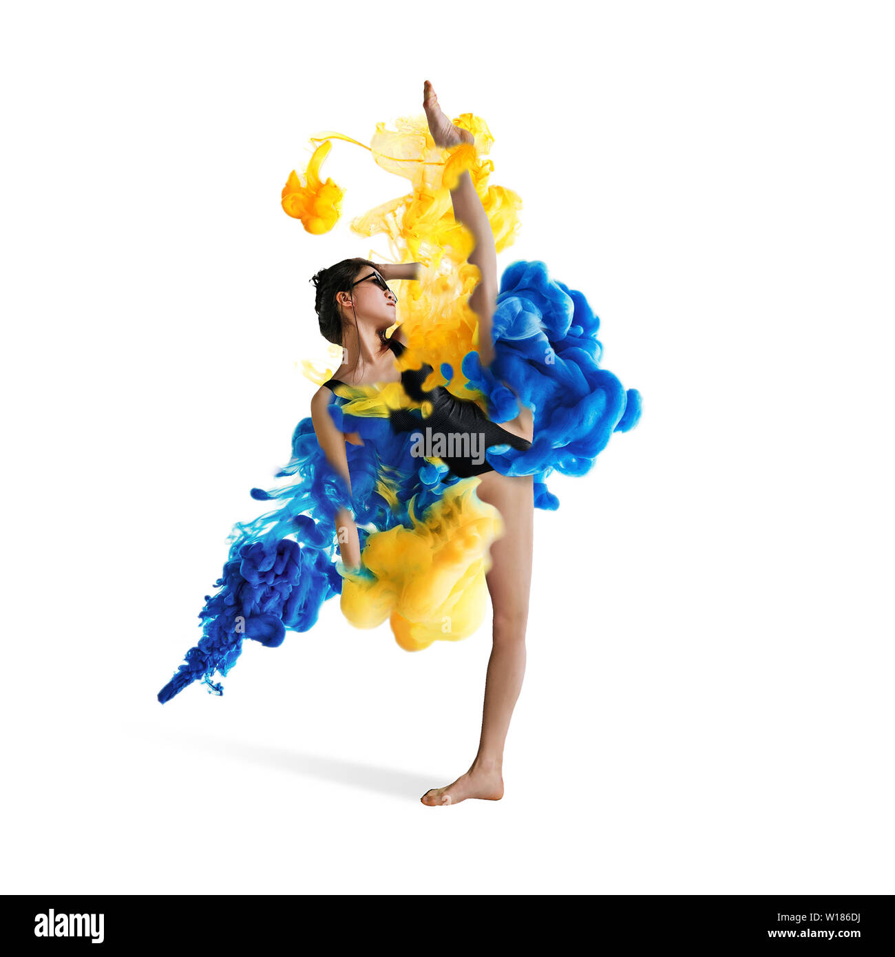 Kreative Collage von Farbe Auflösen in Wasser auf weißem Hintergrund gebildet. Kombination aus hellen Farben. Junge Tänzerin in Wolken von Rauch oder löst sich auf. Anmutig, Flexibilität und Eleganz. Stockfoto