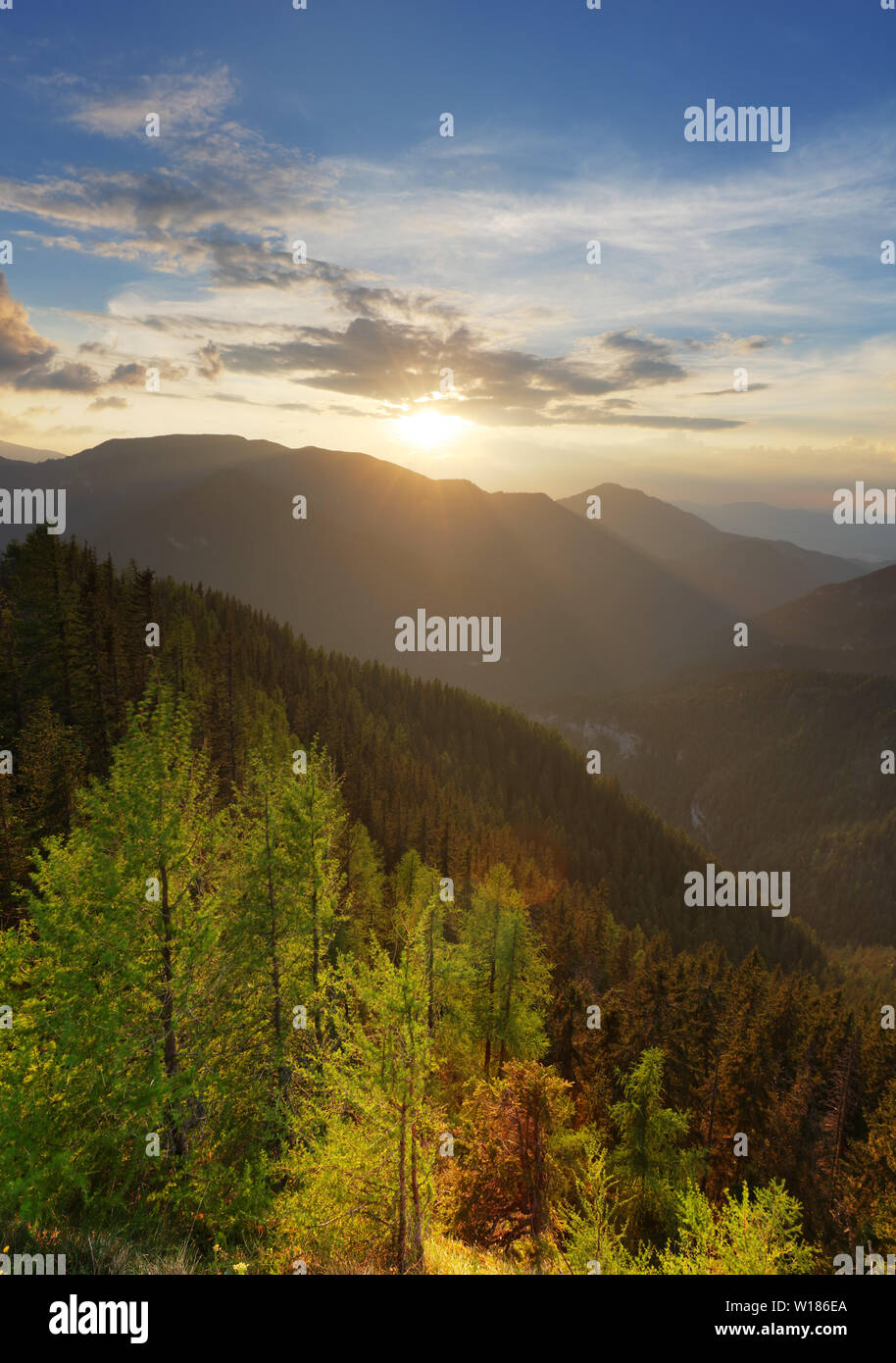 Tolle Berglandschaft mit bunt leuchtenden Sonnenuntergang auf dem bewölkten Himmel, natürliche Outdoor reisen Hintergrund. Stockfoto