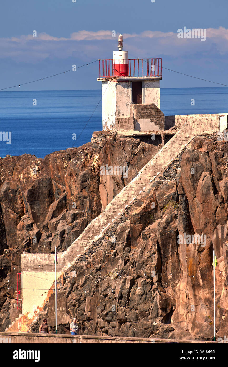 Leuchtturm in der Landschaft bei Câmara de Lobos, Madeira, Portugal, Europäische Union Stockfoto