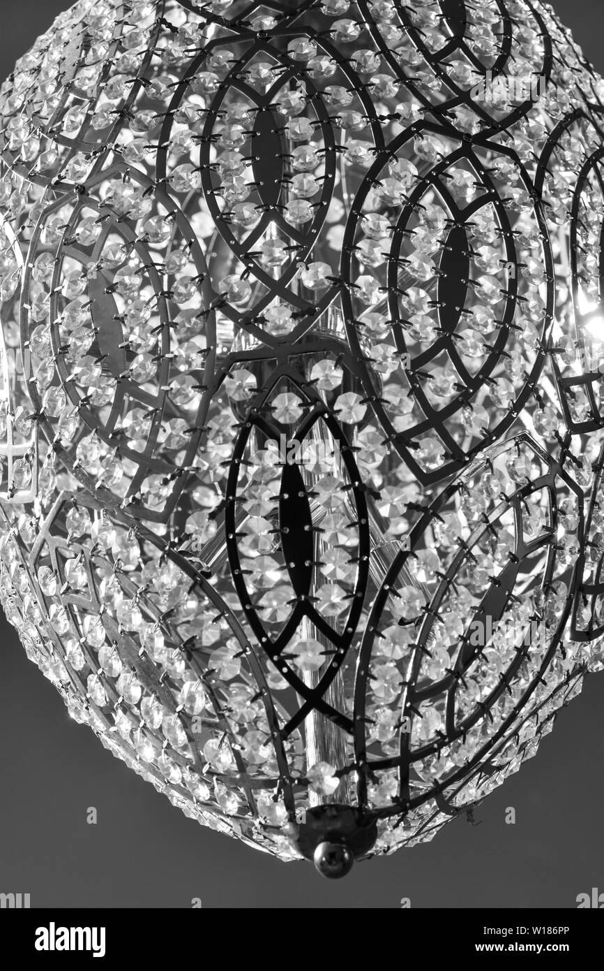 Abstrakte Stahl design Kunst mit verblüffenden Reflexionen Stockfoto