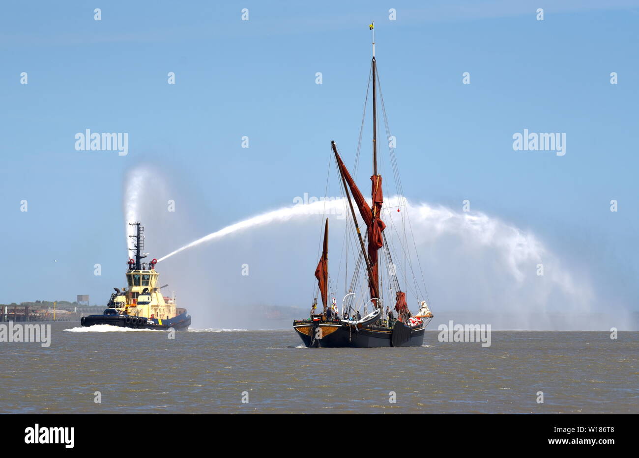 Svitzer Brunel feiert den Abschluss des Match mit einem beeindruckende ihr Wasser überwacht. Stockfoto