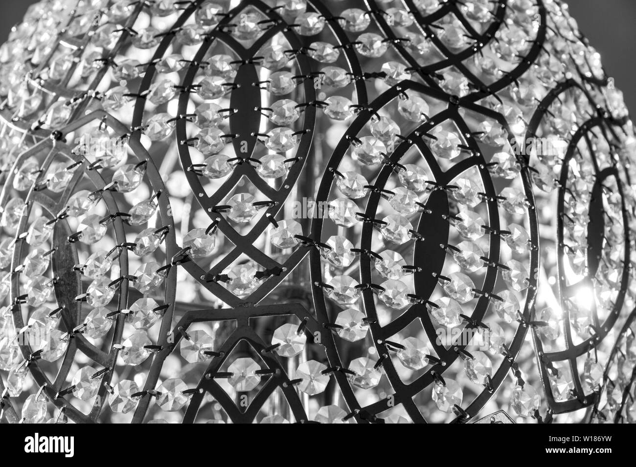 Abstrakte Stahl design Kunst mit verblüffenden Reflexionen Stockfoto