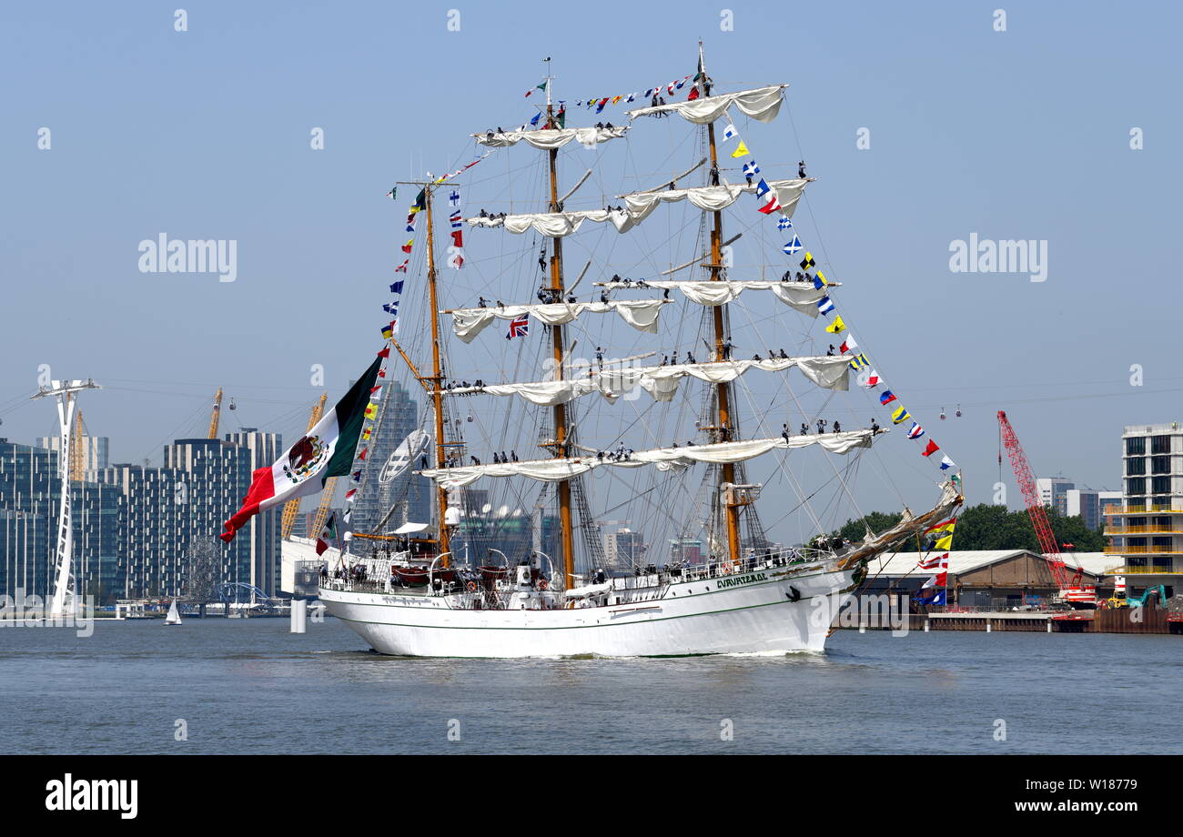 Mexikanische Marine Tall Ship Cuauhtémoc, mit Besatzung auf dem Hof Arme 45 m über dem Wasser der Themse, nähert sich dem Thames Barrier, Woolwich. Stockfoto