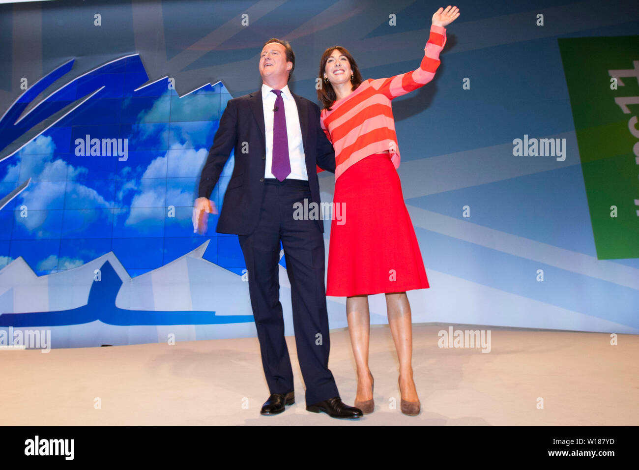Der britische Premierminister David Cameron mit Frau Samantha auf der Bühne auf dem Parteitag der Konservativen Partei 2011. UK. 05. Oktober 2011. Stockfoto