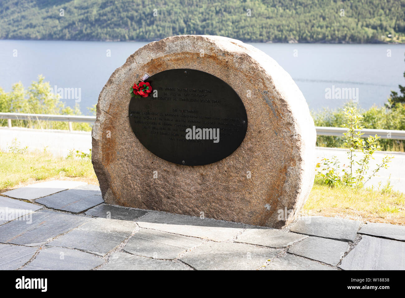 Die SF Hydro Memorial in der Nähe von Gransherad, Norwegen, am See Tinn. Die Gedenkstätte erinnert sich an jene, die in der schweren Wasser Fähre untergang Vorfall im Jahr 1944 starb. Stockfoto