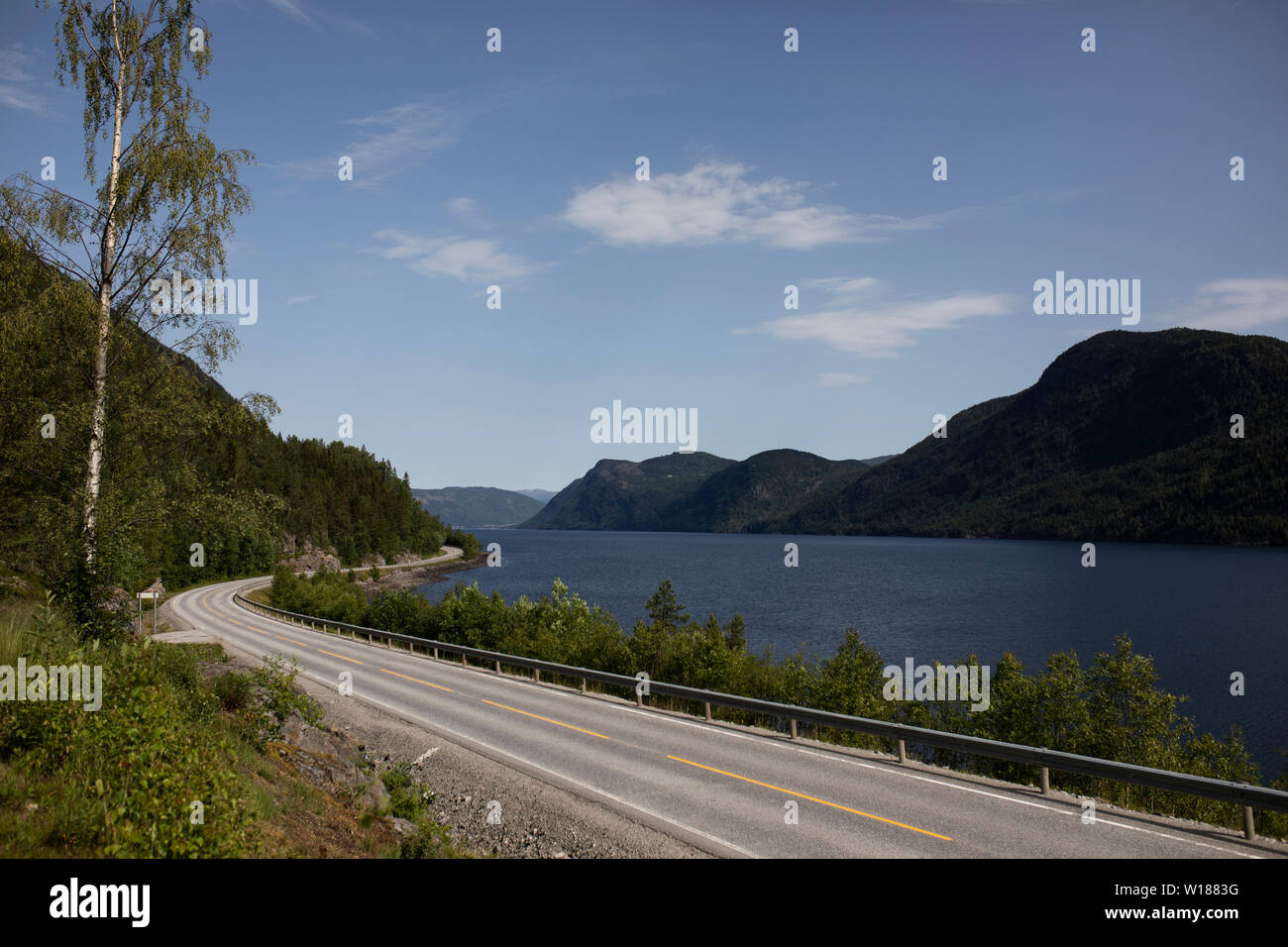 Ein Blick auf den See Tinn im Sommer aus dem SF Hydro Memorial in der Nähe von Gransherad, Norwegen. Stockfoto