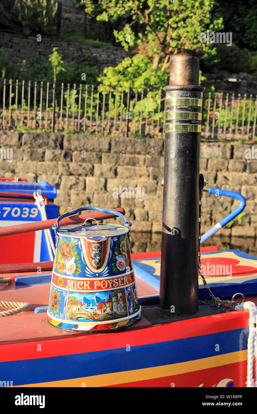 Traditionell bemalten Wasser Eimer auf Canal schmalen Boot Stockfoto