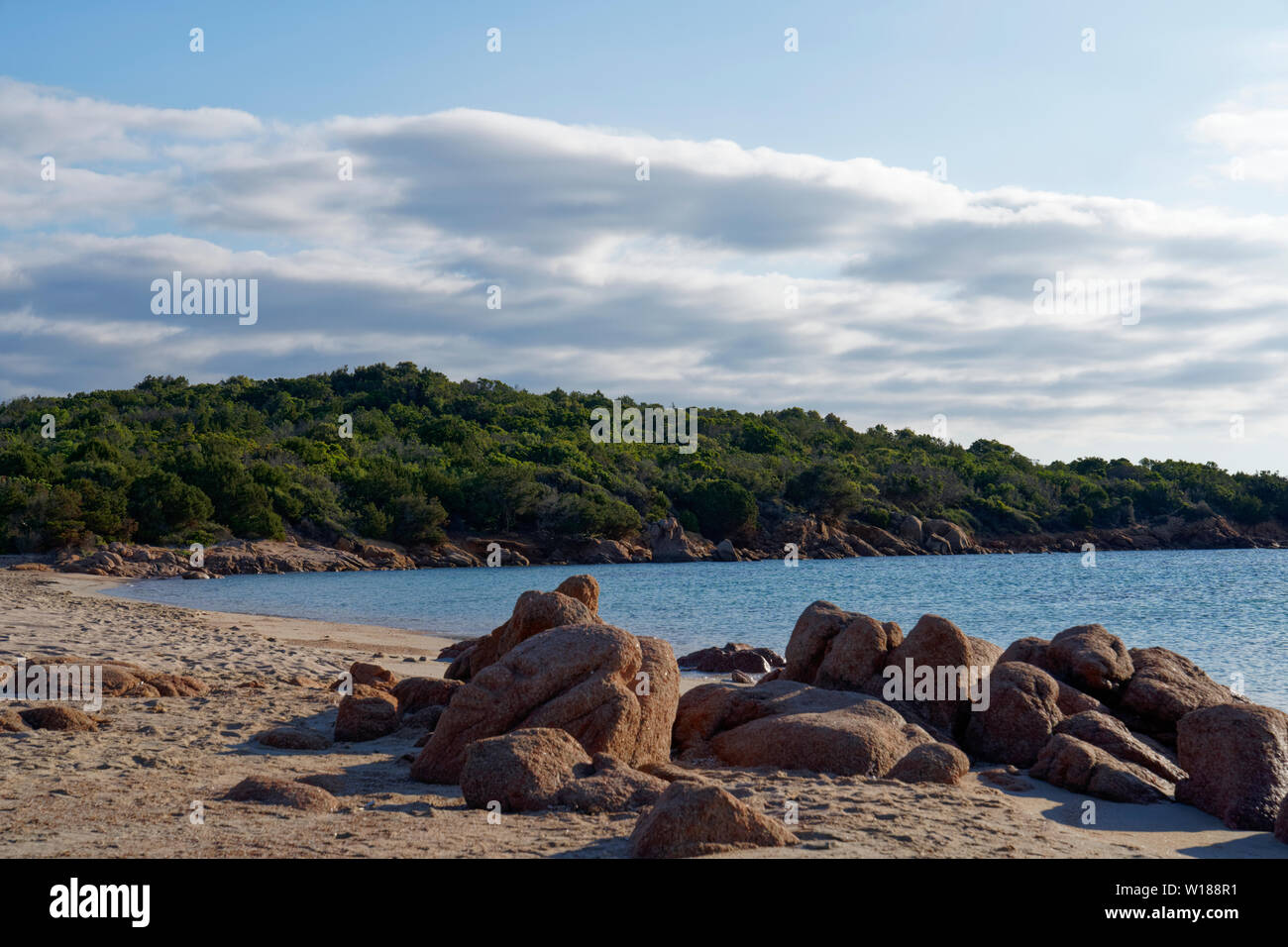 Schöne Aussicht über den Strand mit braunen Felsen in Olbia, Sardinien (Italien) Stockfoto