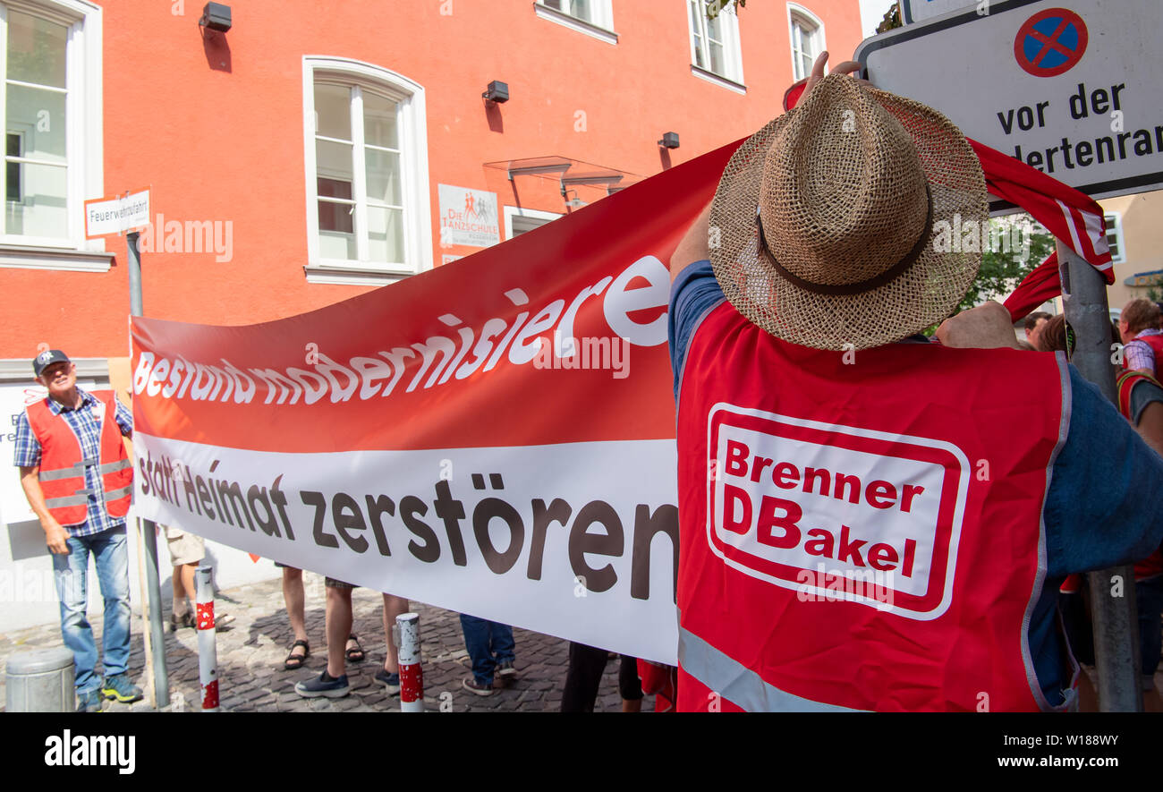 Rosenheim, Deutschland. 01. Juli, 2019. Die Bewohner der Region Rosenheim demonstrieren in der Innenstadt gegen den Bau einer neuen Route für den nördlichen Eingang im Bayerischen Inntal. Bis zu 400 Züge pro Tag wird erwartet, dass Sie durch den Tunnel unter dem Alpenhauptkamm in Italien und Österreich von 2028 an gebaut wird. Credit: Peter Kneffel/dpa/Alamy leben Nachrichten Stockfoto