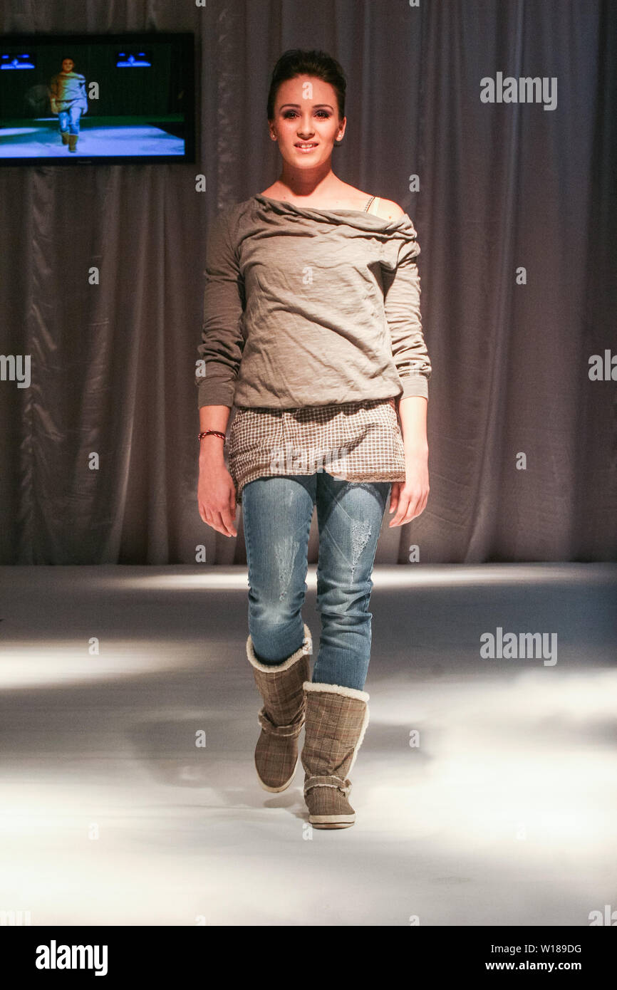 Bukarest, Rumänien - 4. März 2010: Frau zu Fuß auf der Bühne fashion show an Adrian Mutu Präsentation. Stockfoto