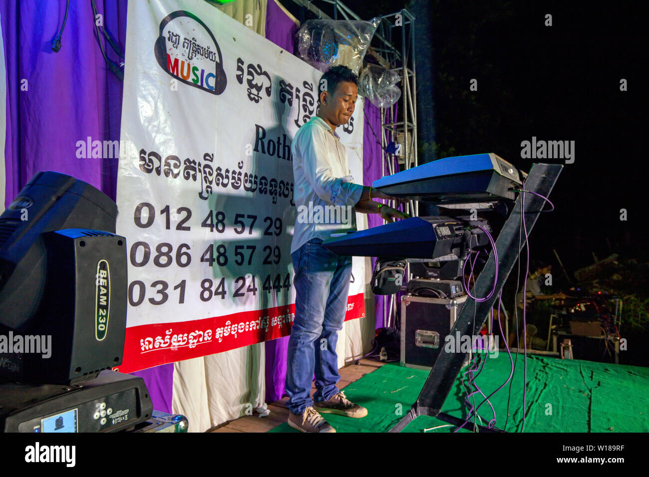 Ein kambodschanisches Mann spielt eine Tastatur auf einer kleinen Bühne an einem traditionellen Khmer Hochzeit in Siem Reap, Kambodscha. Stockfoto