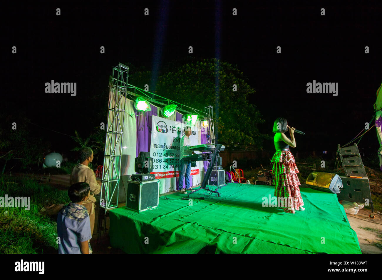 Ein kambodschanisches Frau singt eine traditionelle Khmer Song auf einer kleinen Bühne an einem traditionellen Khmer Hochzeit in Siem Reap, Kambodscha. Stockfoto