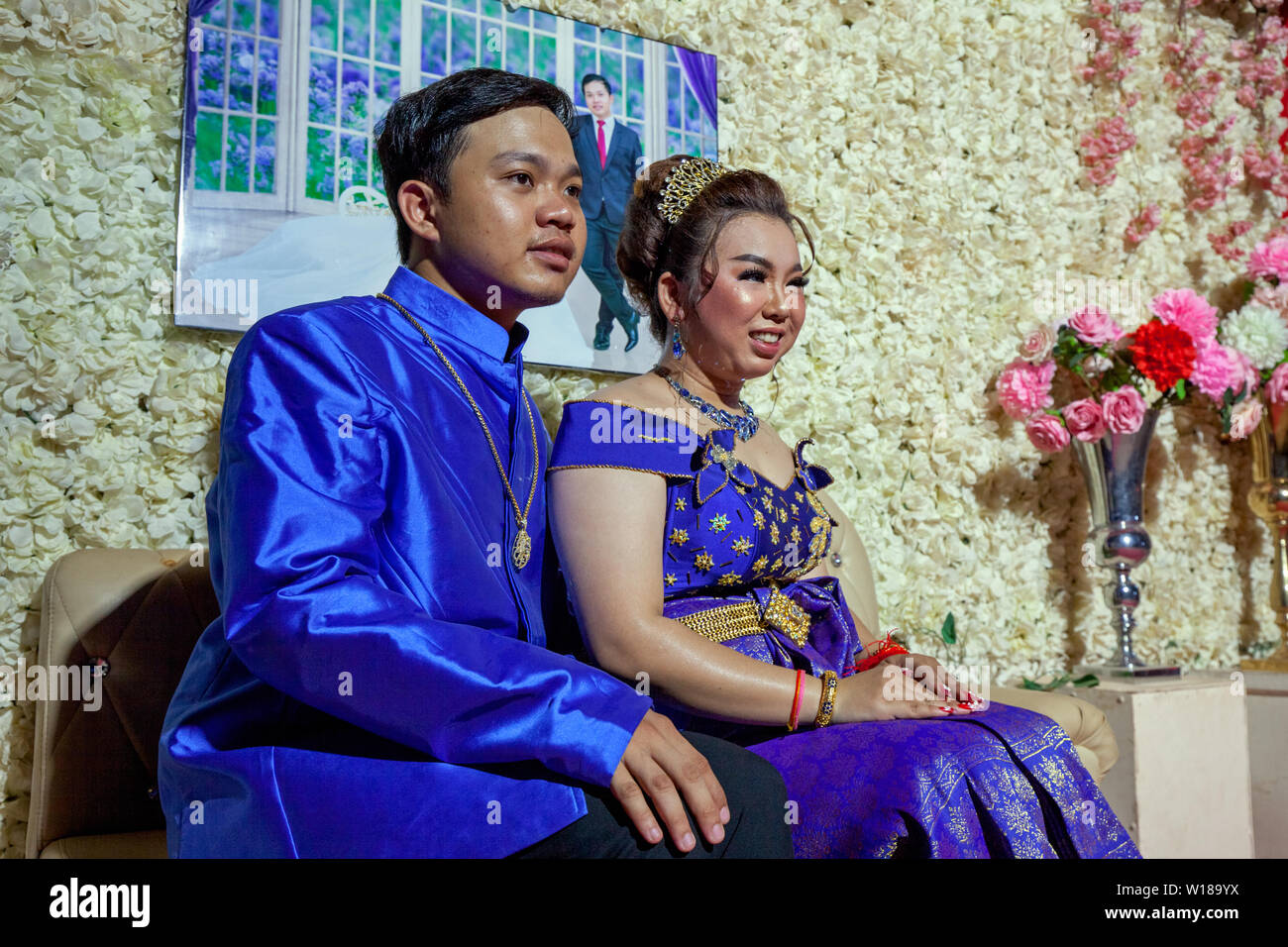 Ein Jungvermähltes Paar tragen traditionelle Khmer Khmer Kleidung posieren für ein Portrait an Ihre Hochzeitsfeier in Siem Reap, Kambodscha. Stockfoto