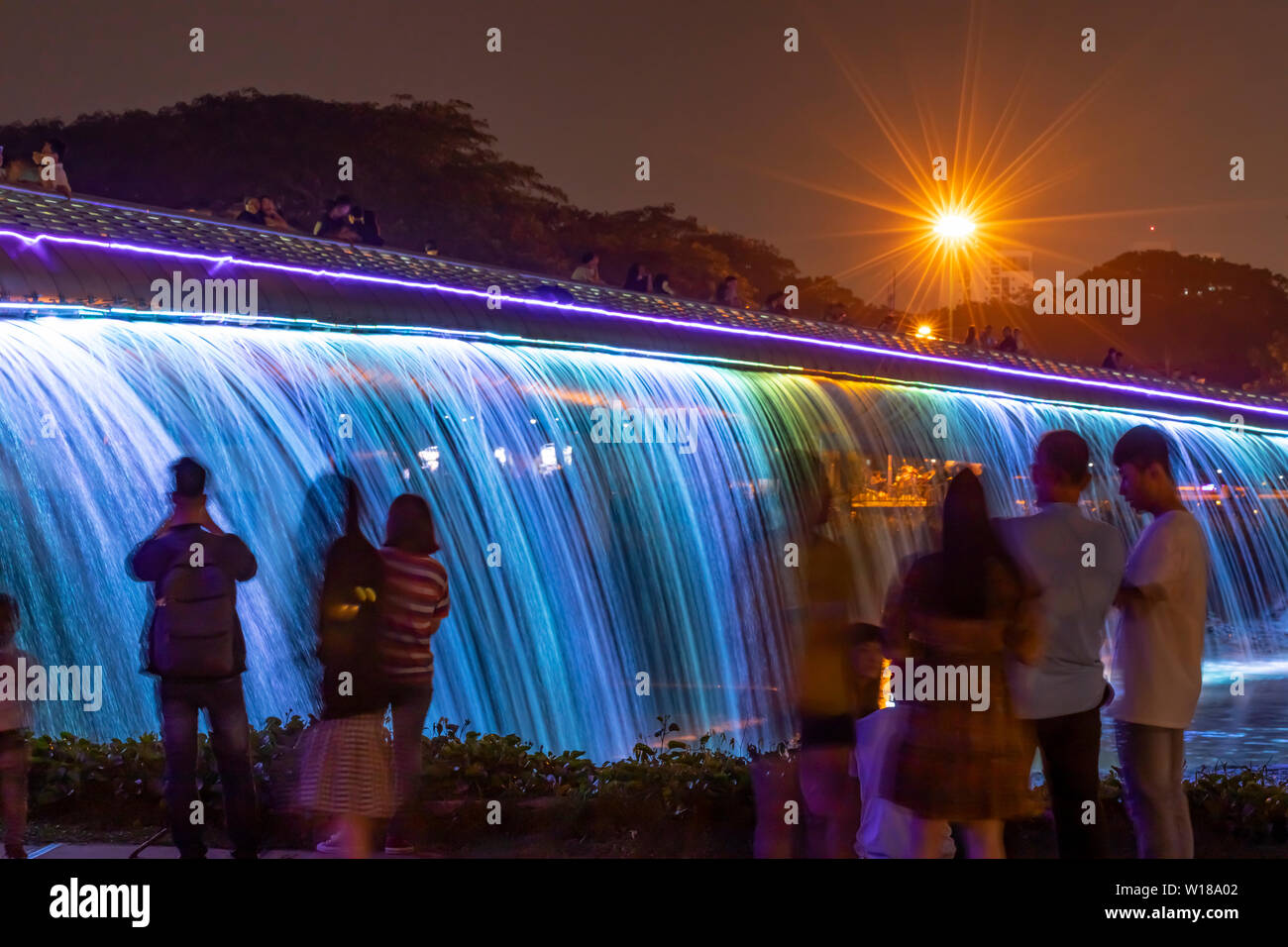 Die Menschen genießen die Starlight Brücke oder Anh sao Brücke in Phu My hung Bezirk von Ho Chi Minh City Vietnam. Es ist ein beleuchteter Wasserfall solarpowered Stockfoto