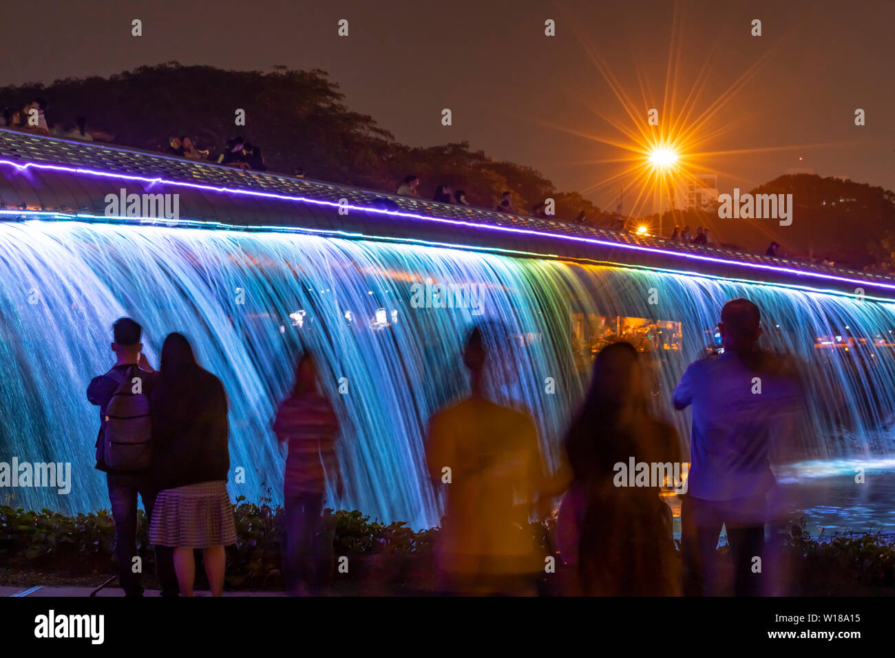 Die Menschen genießen die Starlight Brücke oder Anh sao Brücke in Phu My hung Bezirk von Ho Chi Minh City Vietnam. Es ist ein beleuchteter Wasserfall solarpowered Stockfoto