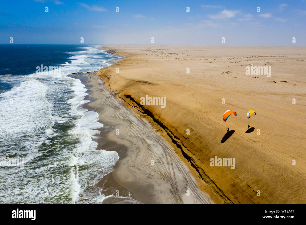 Paragliding an der Düne in der Nähe von Henties Bay, Henties Bay, Namibia Stockfoto