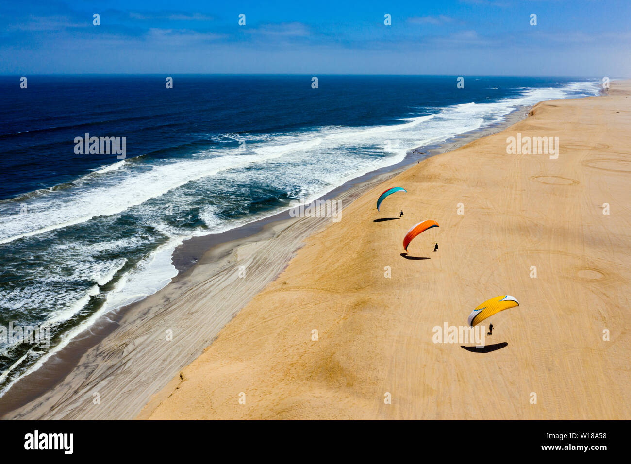 Paragliding an der Düne in der Nähe von Henties Bay, Henties Bay, Namibia Stockfoto