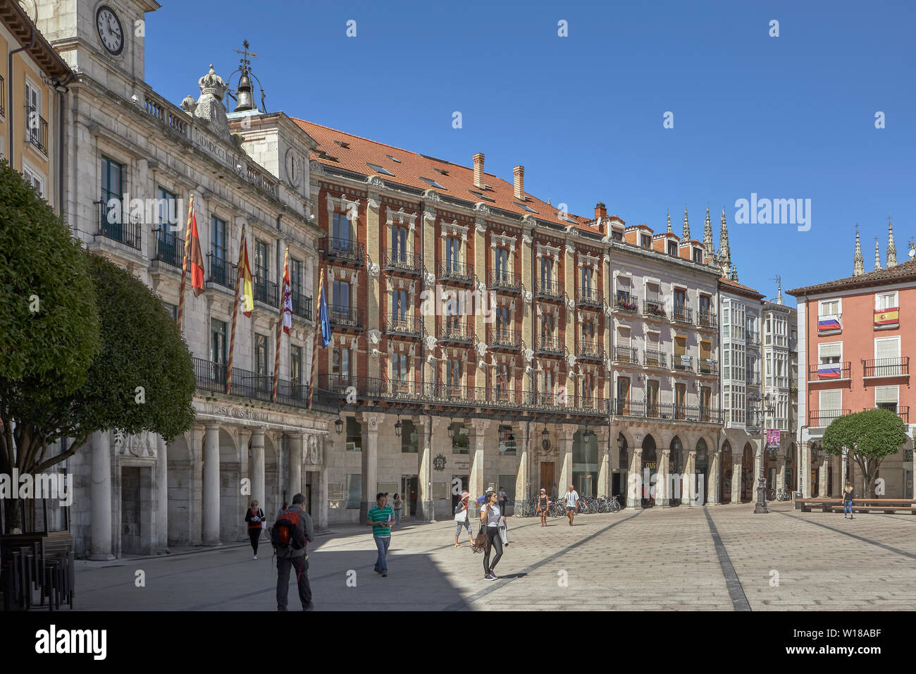 Das Rathaus, neoklassizistisches Gebäude, auf dem Plaza Mayor aus dem siebzehnten Jahrhundert, alten Carretas Tor in die Stadt Burgos, Spanien Stockfoto