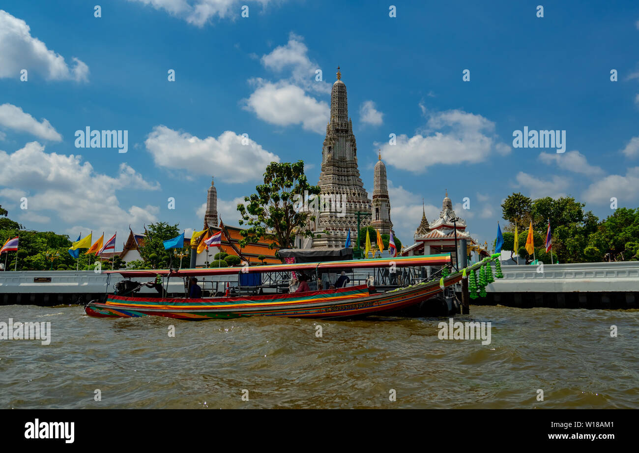 BANGKOK, THAILAND - 8. MÄRZ 2019: Touristische Reisen mit dem Boot zu beobachten waterfront Gebäude und Kultur. Tour Paket Hintergrund. Segelboot in Bangkok Stockfoto