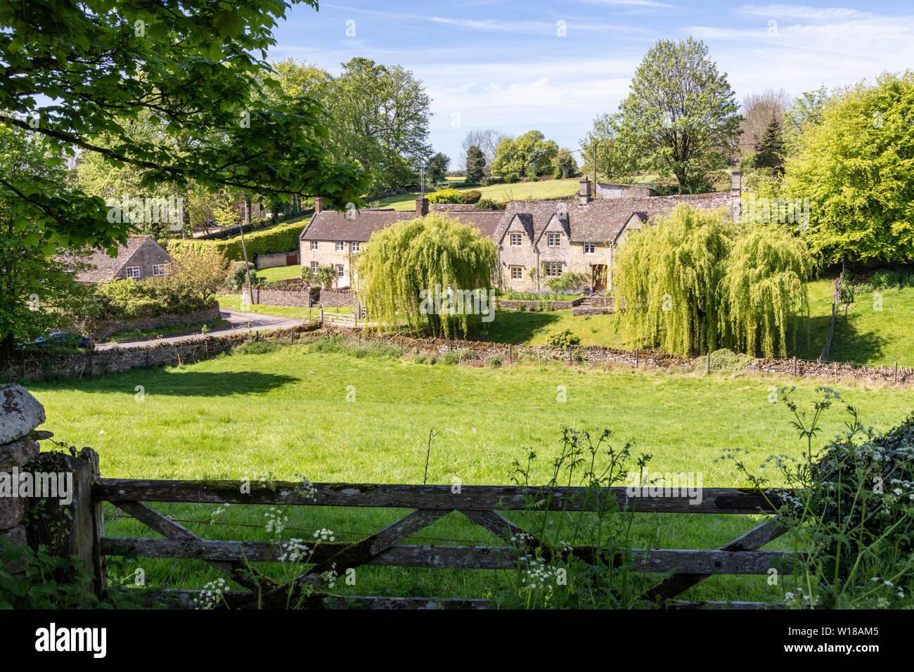 Maytime in den Cotswolds - Stone Cottages im Dorf Hampnet, Gloucestershire, Großbritannien Stockfoto