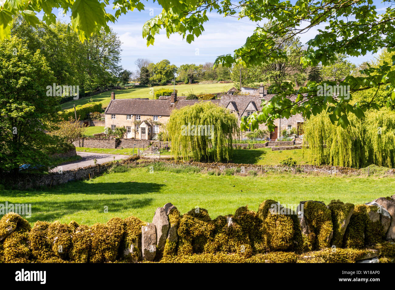 Maytime in den Cotswolds - Stone Cottages im Dorf Hampnet, Gloucestershire, Großbritannien Stockfoto