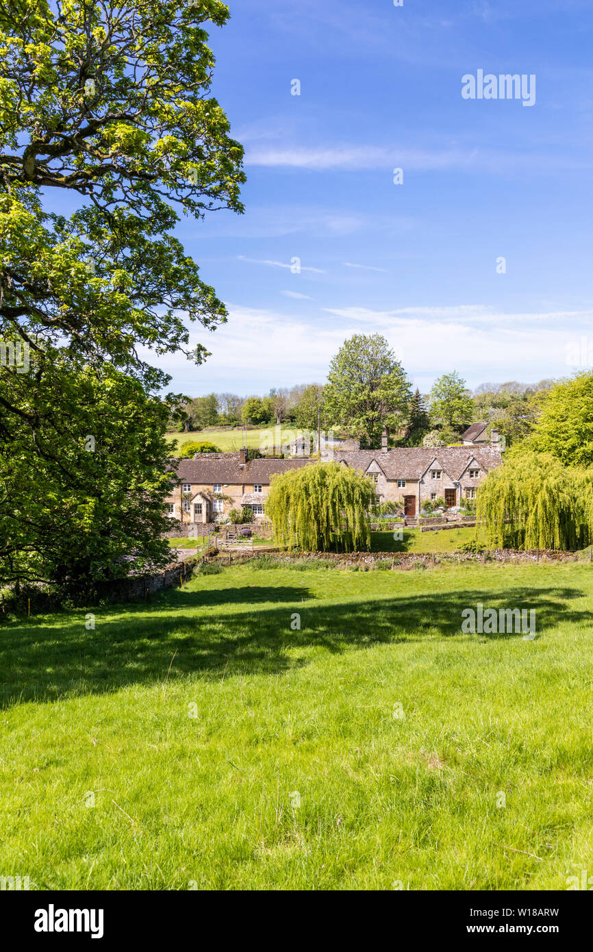 Maytime in den Cotswolds - Stone Cottages im Dorf Hampnet, Gloucestershire, Großbritannien Stockfoto