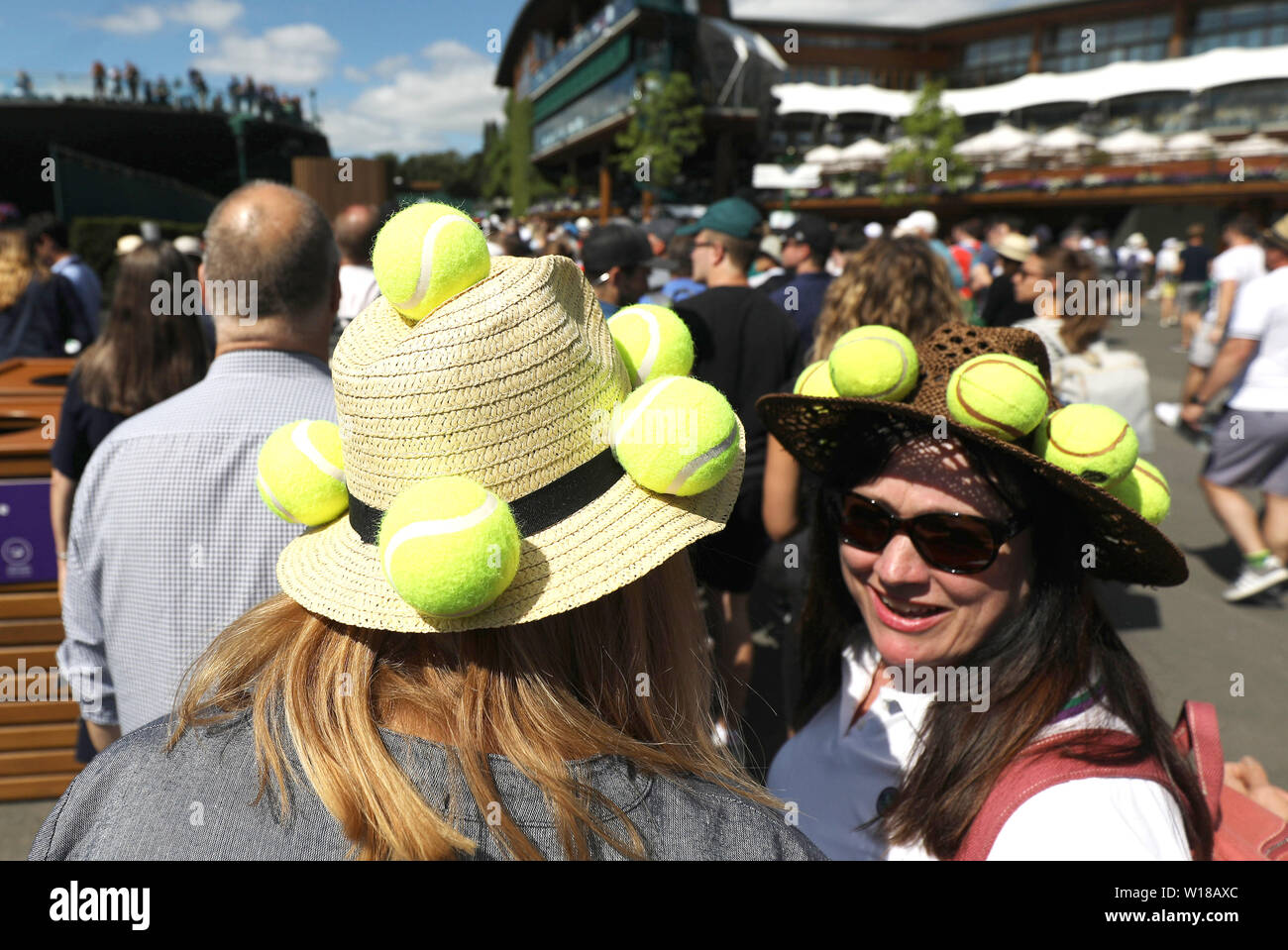 Zuschauer sind am ersten Tag der Wimbledon Championships in der All England Lawn Tennis und Croquet Club, London geführt. Stockfoto