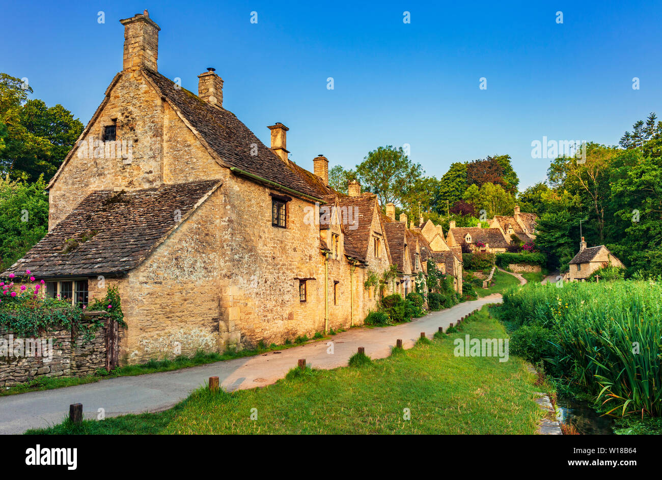 Reihe der 600 Jahre alten englischen Cotswolds Stone Cottages. Arlington Row, Bibury, Gloucestershire, England, UK. Stockfoto