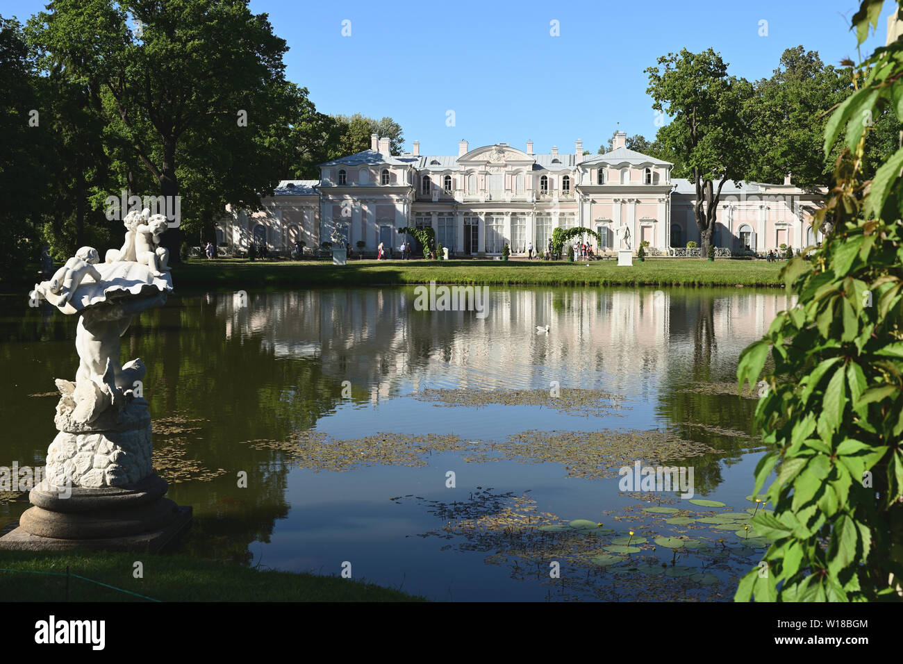 Chinesischen Palast und Chinesische Teich in Oranienbaum, St. Petersburg, Russland. Die chinesischen Palast wurde 1762-1768 errichtet von dem Architekten A. Rinaldi Stockfoto