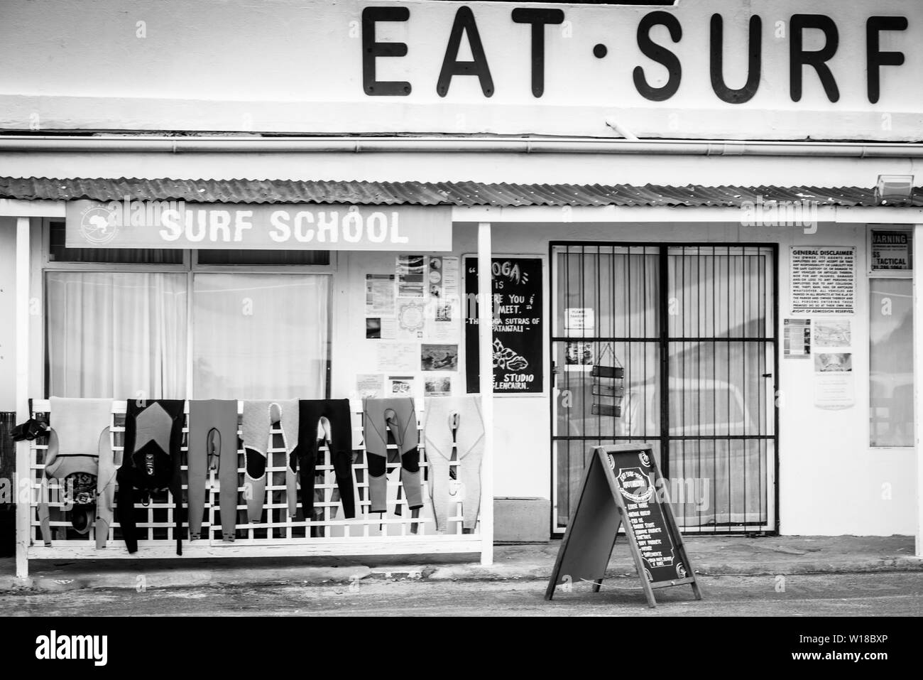 Eine Surfschule und Miete in Glencairn, das dient auch bewusst Lebensmittel, auf Südafrika Cape Peninsula Küste, in der Nähe von Kapstadt Stockfoto